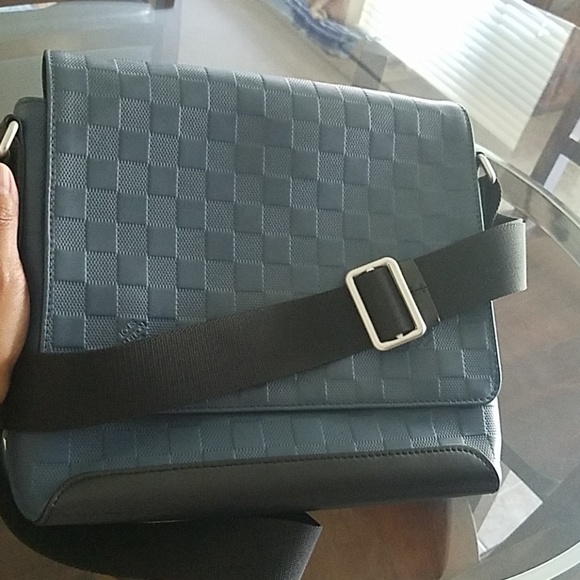 louis vuitton messenger bag - Picture 2 of 8